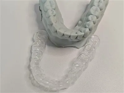Retenedor de dientes inferiores transparentes