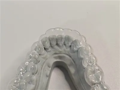 Retenedor dental transparente